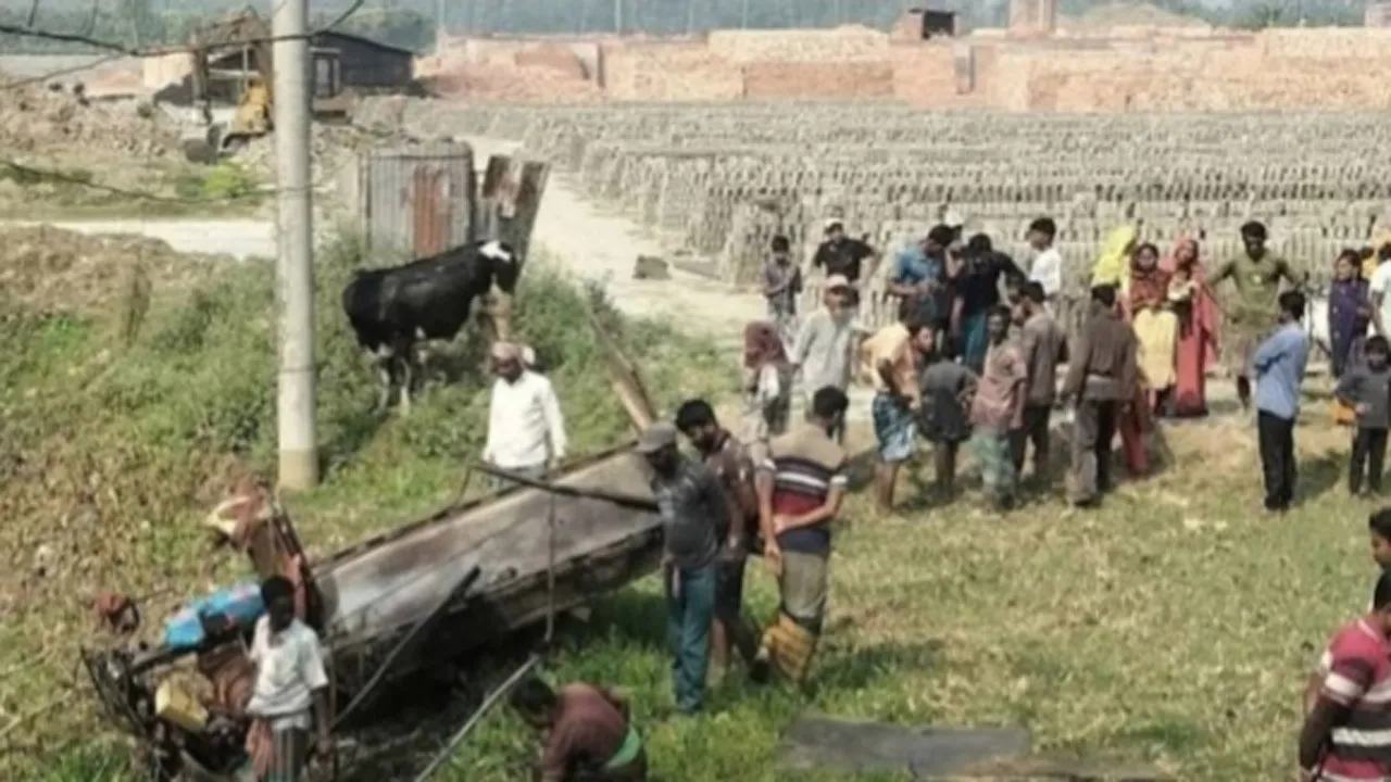 সাতক্ষীরায় গরু বহনকারী আলম সাধু উল্টে ২ ব্যবসায়ী নিহত, আহত ২