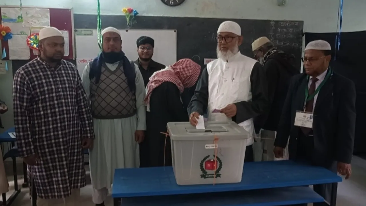 উৎসবমুখর পরিবেশে সাতক্ষীরায় ভোট দিচ্ছেন ভোটাররা