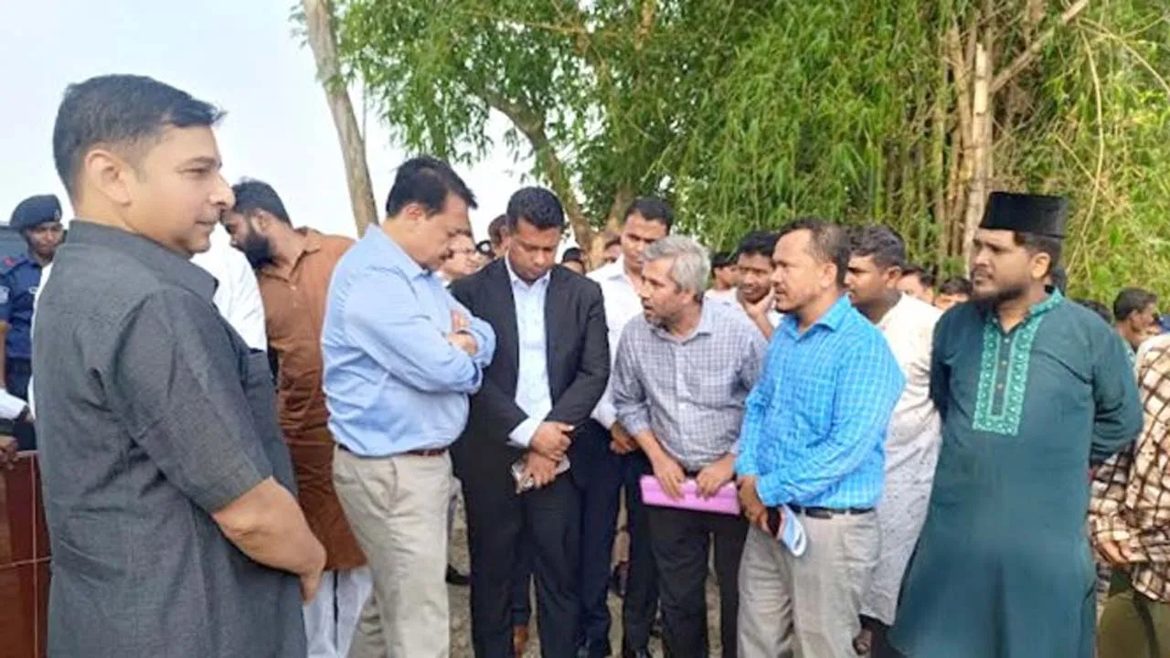 আনোয়ারায় খাল খনন পরিদর্শন করলেন প্রধানমন্ত্রীর মুখ্য সচিব