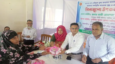 সাটুরিয়ায় ক্ষুদ্র ও প্রান্তিক কৃষকদের মাঝে বিনামূল্যে তুলা চাষের উপকরণ বিতরণ
