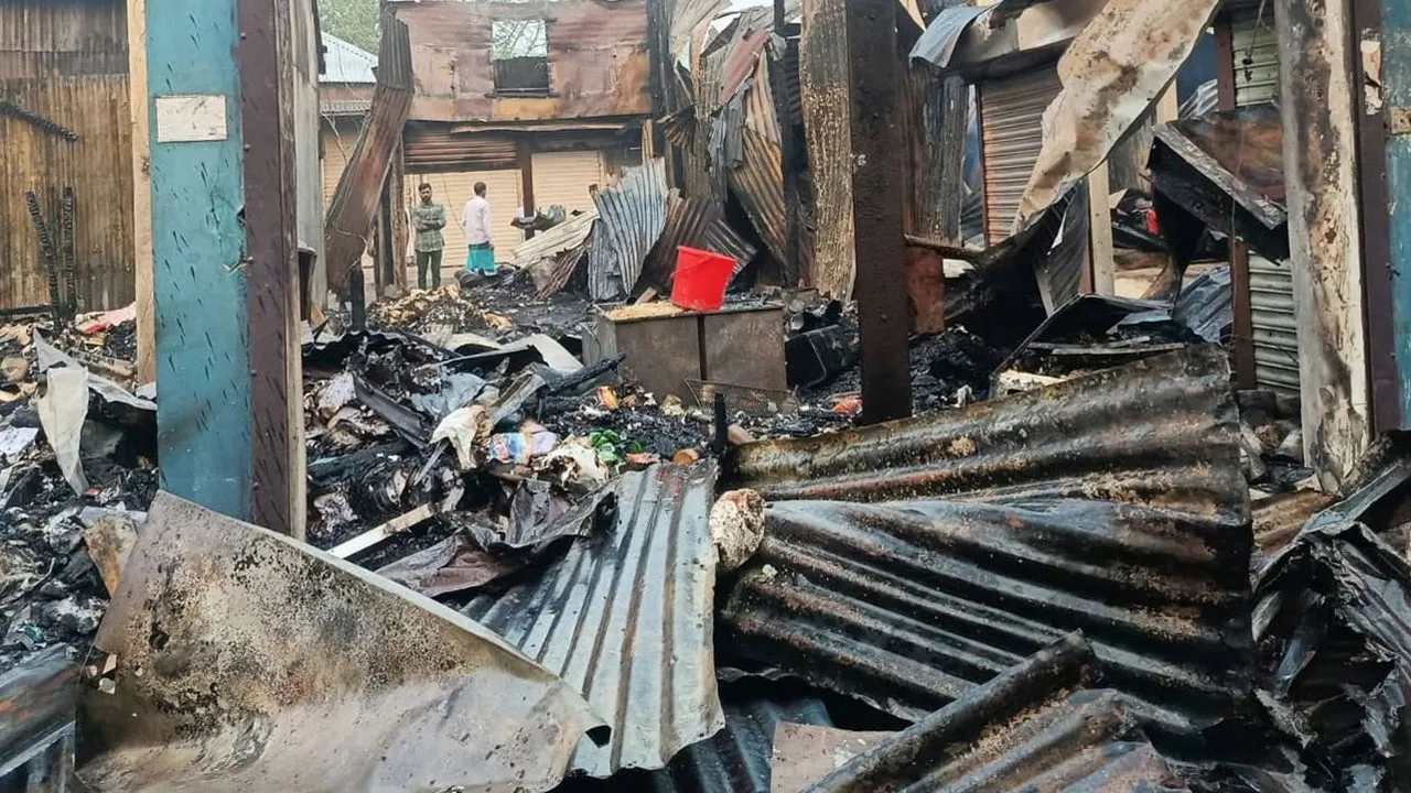 সাটুরিয়ায় আগুনে ১৫ ব্যবসা প্রতিষ্ঠান পুড়ে ছাই, ৪ কোটি টাকার ক্ষয়ক্ষতি