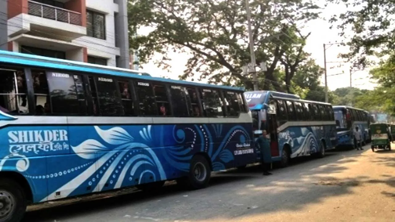 সাভারে কলেজছাত্রকে বাস থেকে ফেলে দেয়ার অভিযোগে ১১ বাস আটক