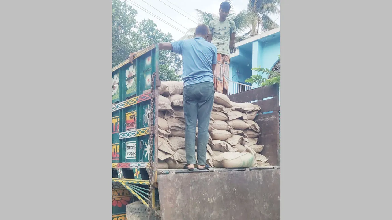 সাভারে ট্রাকভর্তি সরকারি চাল উদ্ধার