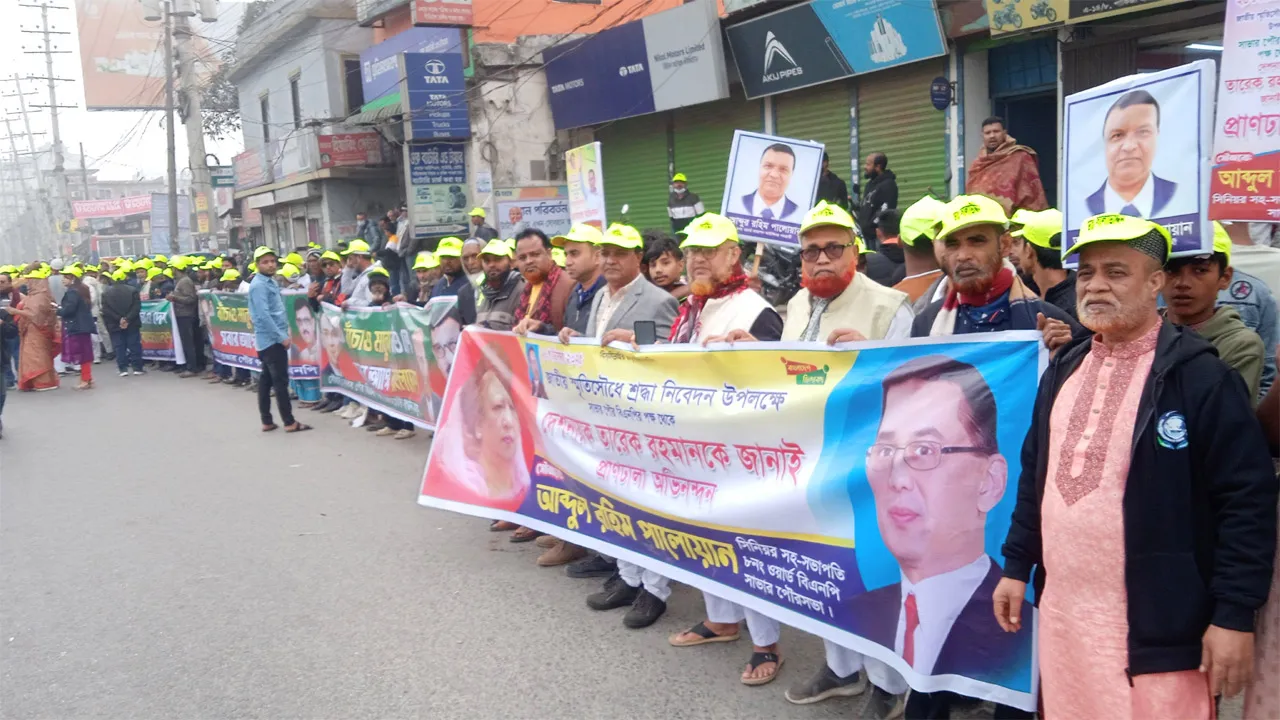 সাভারে জাতীয় স্মৃতিসৌধে যাওয়ার পথে তারেক রহমানকে নেতাকর্মীদের অভিবাদন