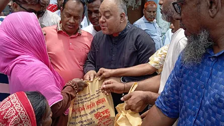 ধামরাইয়ে বিএনপির উদ্যোগে ৮০০ মানুষের মাঝে ঈদসামগ্রী বিতরণ