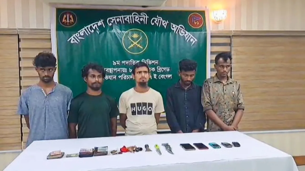 সাভারে যৌথবাহিনীর অভিযানে পাঁচ ছিনতাইকারী গ্রেফতার