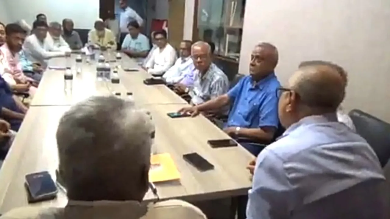 সাভারে কাঁচা চামড়া, ওয়েট ব্লু চামড়া রফতানির সিদ্ধান্তে প্রতিবাদ সভা