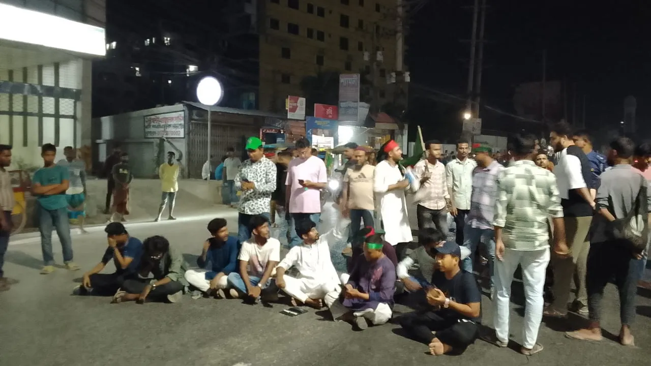 আ’লীগ নিষিদ্ধের দাবিতে সাভারে মহাসড়ক অবরোধ
