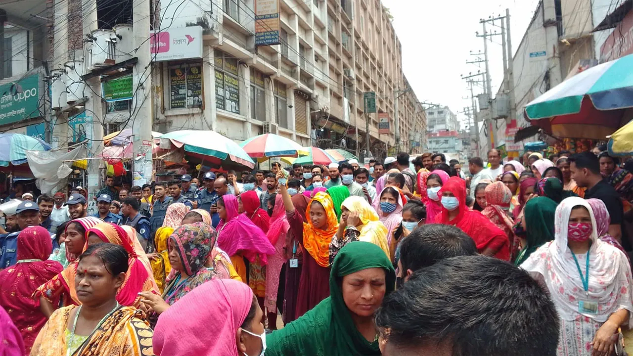 সাভারে বকেয়া বেতনের দাবীতে শ্রমিকদের মহাসড়ক অবরোধ