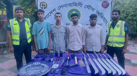 আশুলিয়ায় অস্ত্রসহ কিশোর গ্যাংয়ের ৪ সদস্য গ্রেফতার