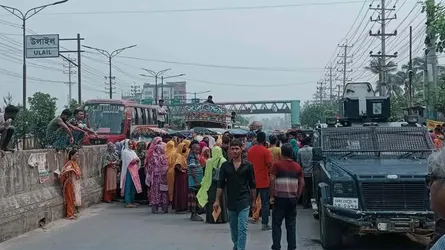 সাভারে শ্রমিকদের সড়ক অবরোধ
