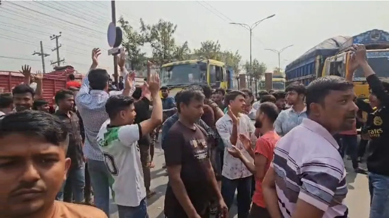 সাভারে বকেয়া বেতন ও কারখানা খোলার দাবিতে মহাসড়ক অবরোধ