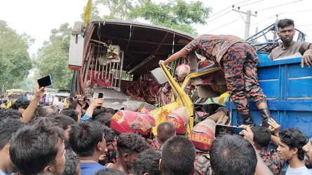 সৈয়দপুরে ট্রাক ও বাসের সংঘর্ষে আহত ১৪