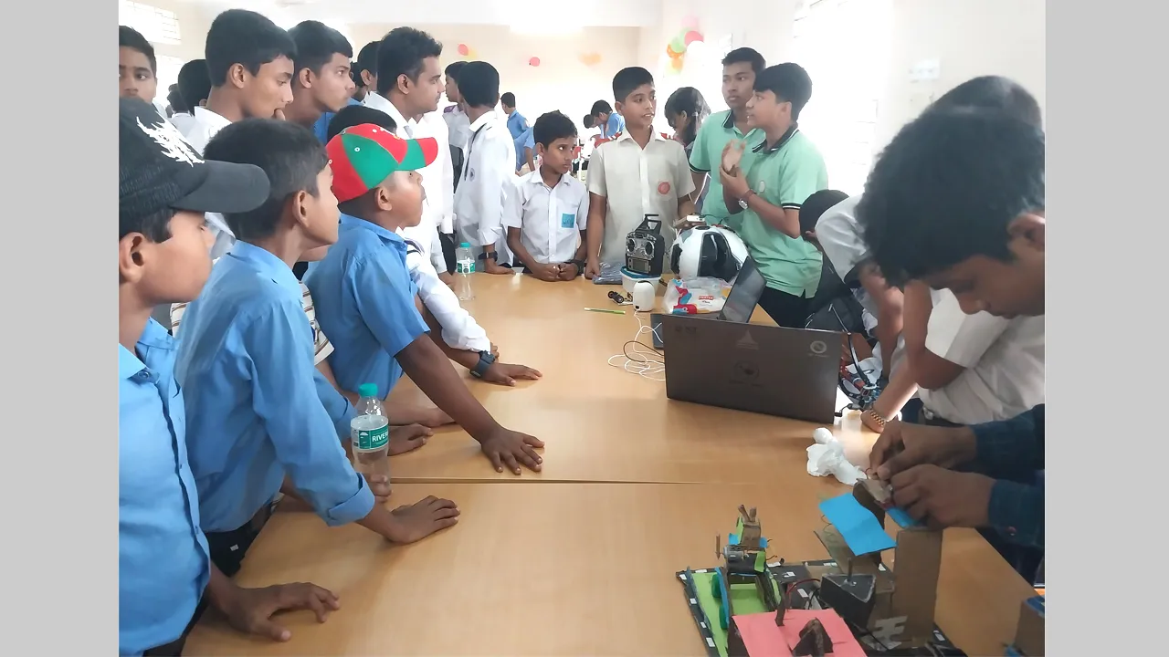 ফেনীতে ফুলকুঁড়ি বিজ্ঞানমেলায় শিশু-কিশোরদের ভিড়