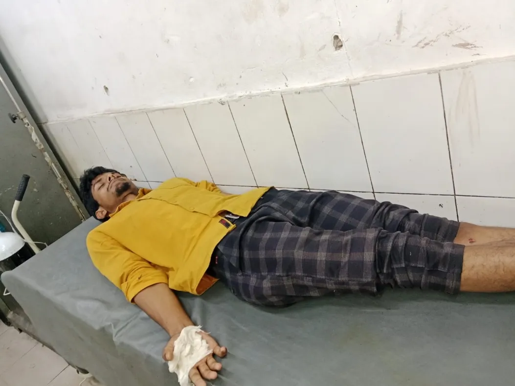 টঙ্গীতে যুবককে কুপিয়ে আহত করার অভিযোগ যুবলীগ নেতার বিরুদ্ধে