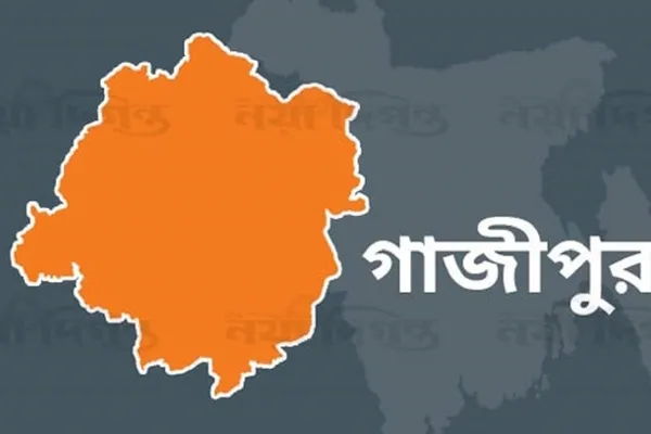 পাওনা টাকা না দেয়ায় দোকান থেকে জুতা লুট!