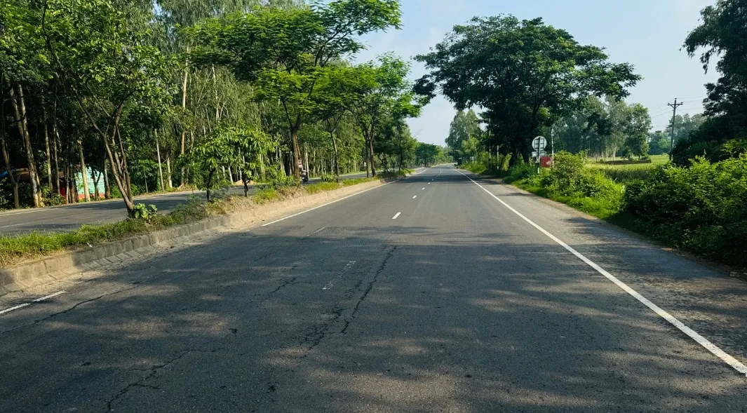 জনমানবশূন্য এ যেন অন্য মহাসড়ক