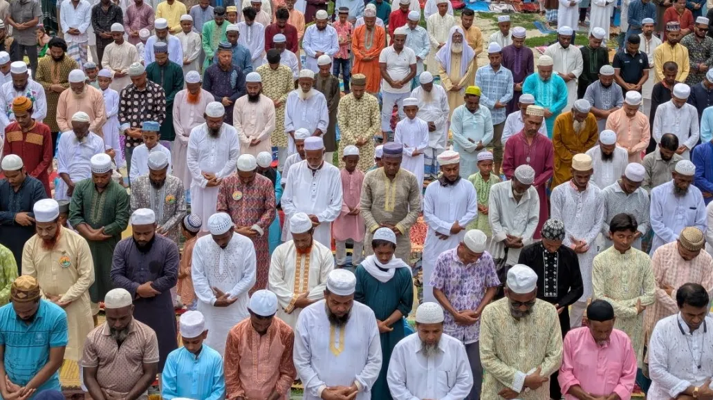 কিশোরগঞ্জের শোলাকিয়া ঈদগাহে মুসল্লিদের ঢল, কড়া নিরাপত্তায় অনুষ্ঠিত জামাত
