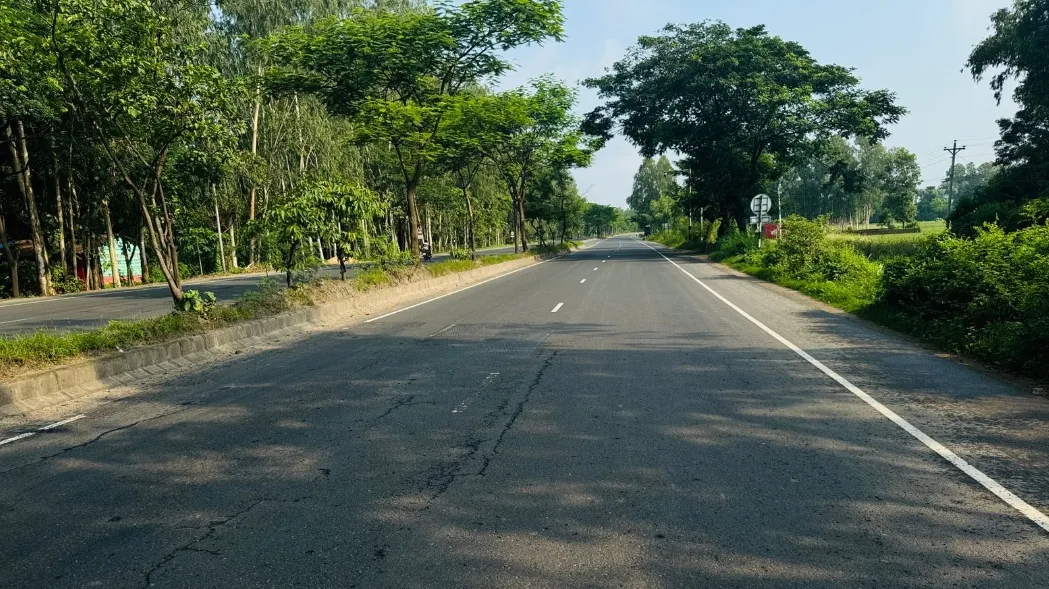 জনমানবশূন্য এ যেন অন্য মহাসড়ক