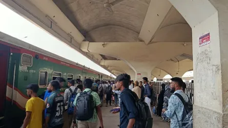 কমলাপুরে মানুষের উপচেপড়া ভিড়