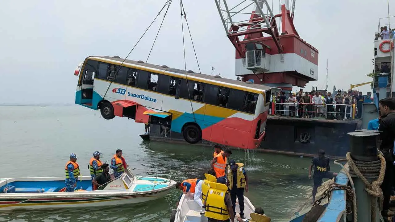 দৌলতদিয়ায় বাসডুবি: চালক সুপারভাইজার ও সহকারীর বিরুদ্ধে মামলা