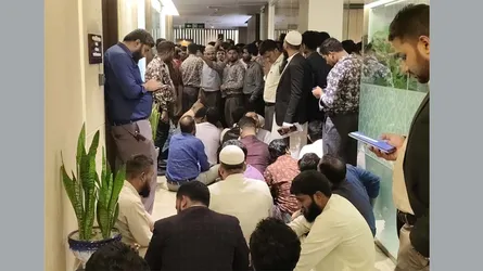 ২০ শতাংশ মহার্ঘ ভাতার দাবিতে অর্থ উপদেষ্টার অফিস ঘেরাও