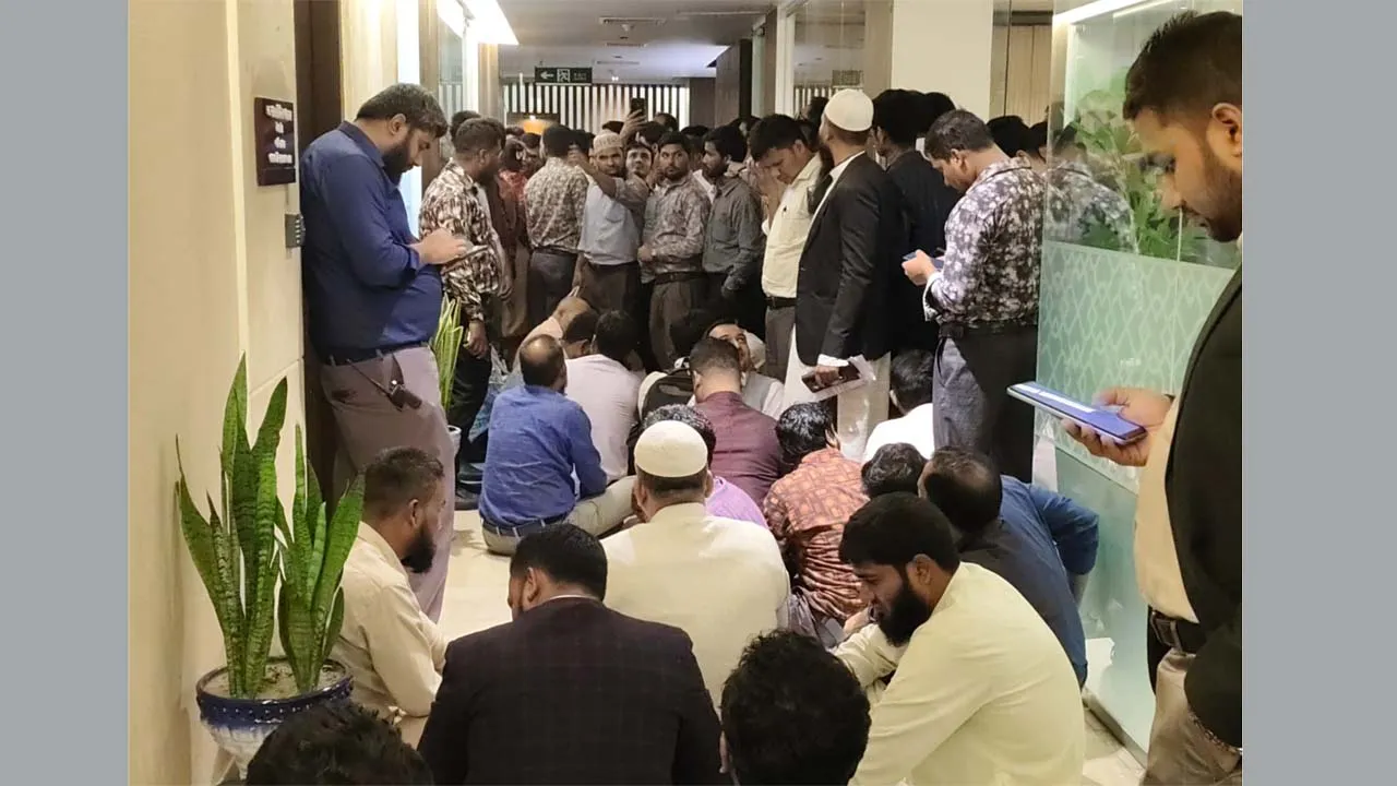 ২০ শতাংশ মহার্ঘ ভাতার দাবিতে অর্থ উপদেষ্টার অফিস ঘেরাও