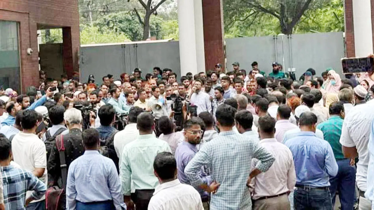 অধ্যাদেশ প্রত্যাহার না হওয়া পর্যন্ত সচিবালয়ে কাজে না ফেরার ঘোষণা