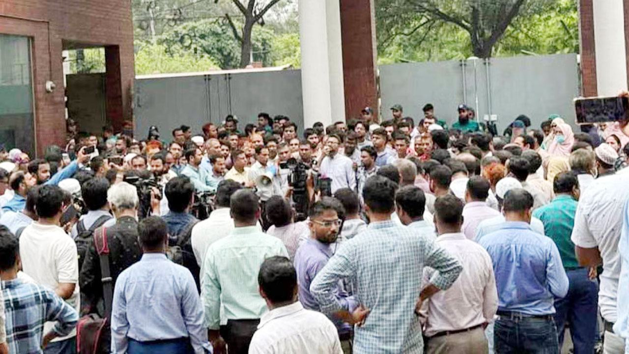সরকারি চাকরি (সংশোধন) অধ্যাদেশ, ২০২৫ প্রণোয়নের উদ্যোগ প্রত্যাহারের দাবি জানিয়ে সচিবালয়ের কর্মচারীদের বিক্ষোভ