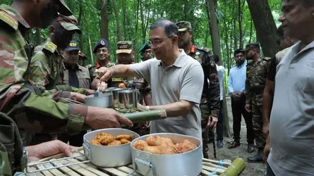 মাঠপর্যায়ের সেনাদের সাথে খাবার খেলেন প্রধানমন্ত্রী তারেক রহমান