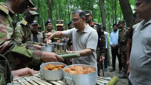 মাঠপর্যায়ের সেনাদের সাথে খাবার খেলেন প্রধানমন্ত্রী তারেক রহমান