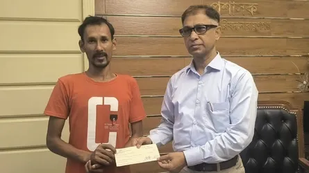 নারায়ণগঞ্জে গণঅভ্যুত্থানে গুলিবিদ্ধ সাহালমকে জেলা পরিষদের আর্থিক অনুদান