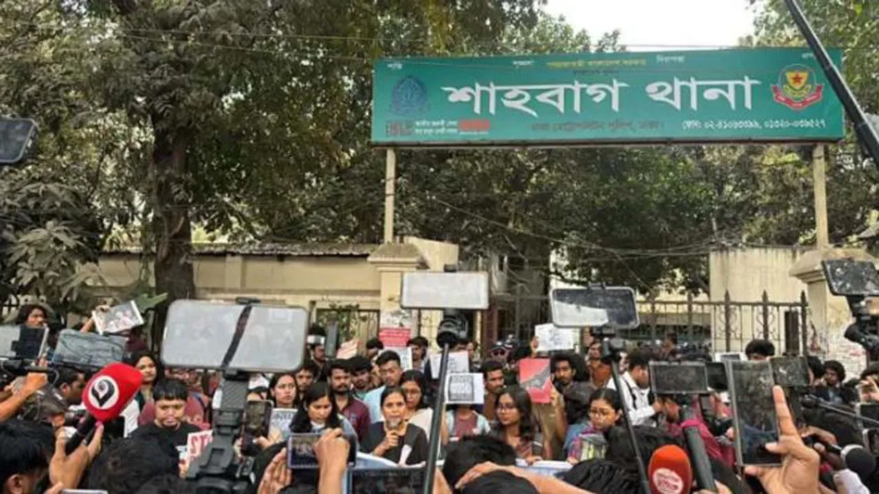 ডিসি মাসুদ অপসারণের দাবিতে ঢাবি শিক্ষার্থীদের বিক্ষোভ