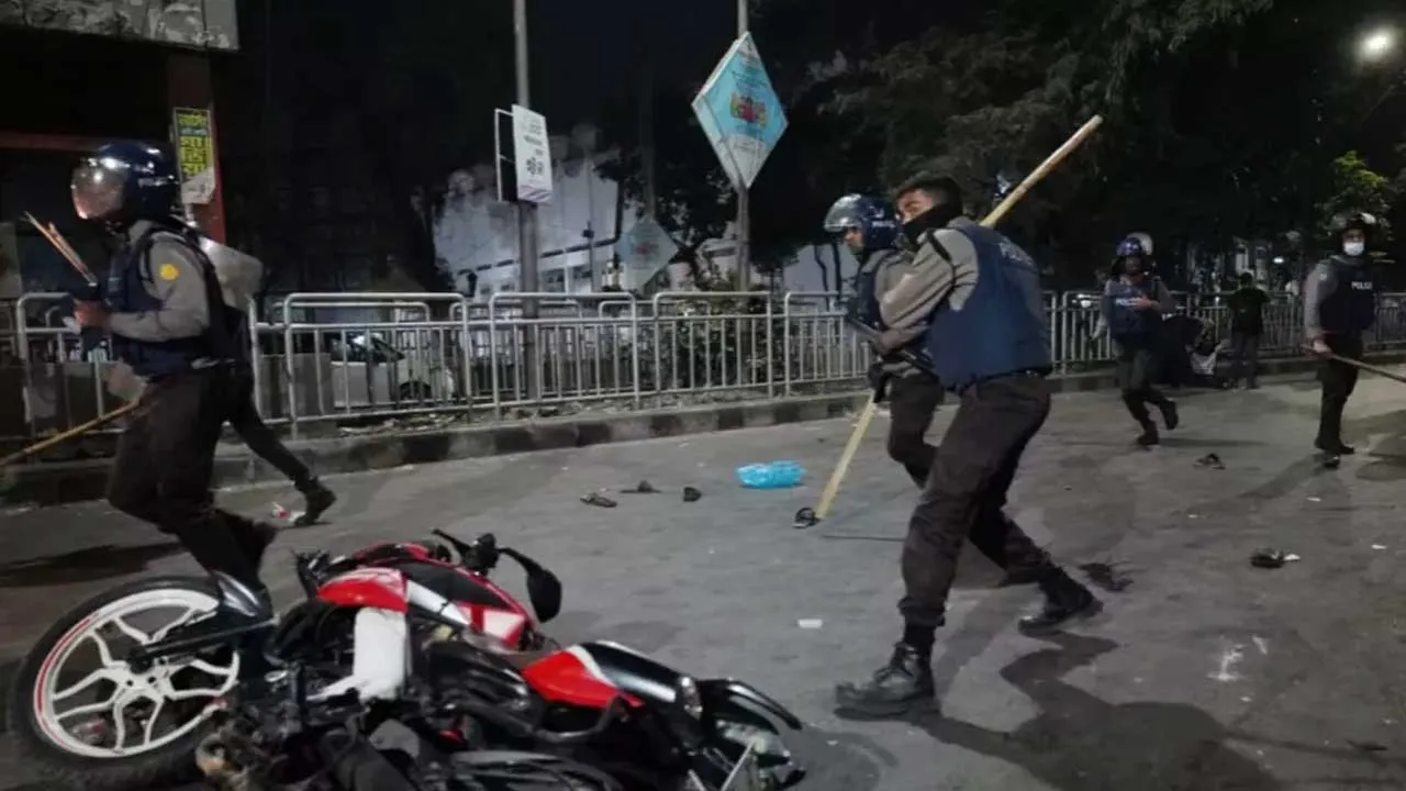 শাহবাগে ফের পুলিশের পিটুনিতে ইনকিলাব মঞ্চের শতাধিক কর্মী আহত
