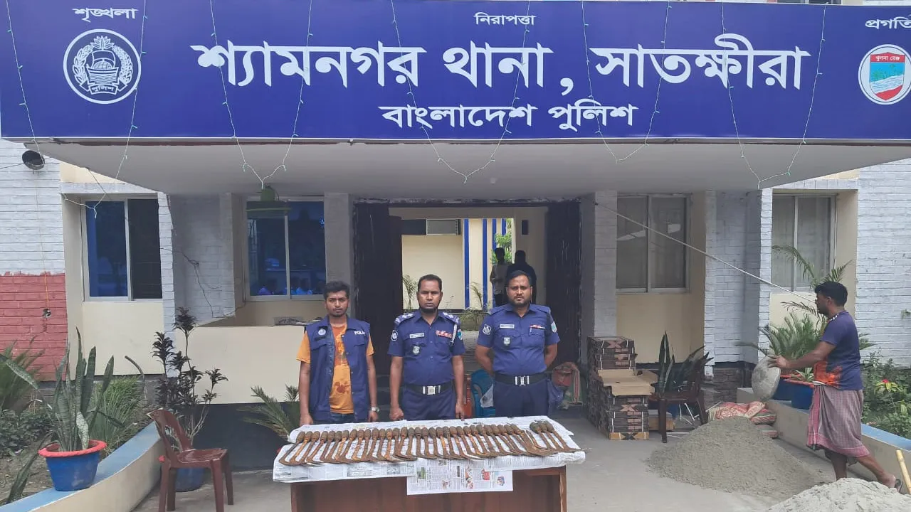 শ্যামনগরে পরিত্যক্ত পুকুর থেকে ৩৬টি দেশীয় অস্ত্র উদ্ধার