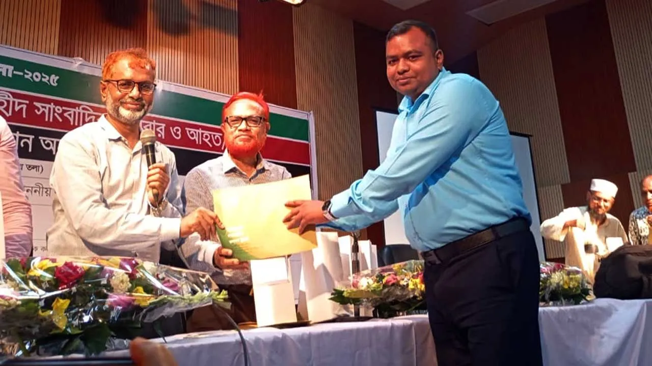 সাহসী সাংবাদিক সম্মাননা পেলেন নয়া দিগন্তের সিনিয়র রিপোর্টার শামছুল ইসলাম