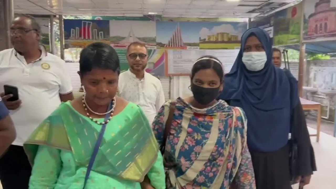 ১২ বছর পর ভারত থেকে বেনাপোল চেকপোস্ট দিয়ে দেশে ফিরলেন শান্তনা