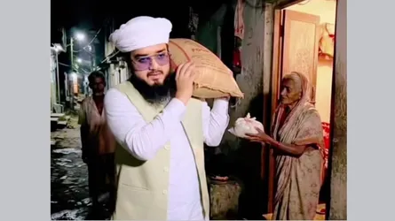 মাদারীপুরে গভীর রাতে দুয়ারে দুয়ারে খাবার পৌঁছে দিলেন এমপি হানজালা