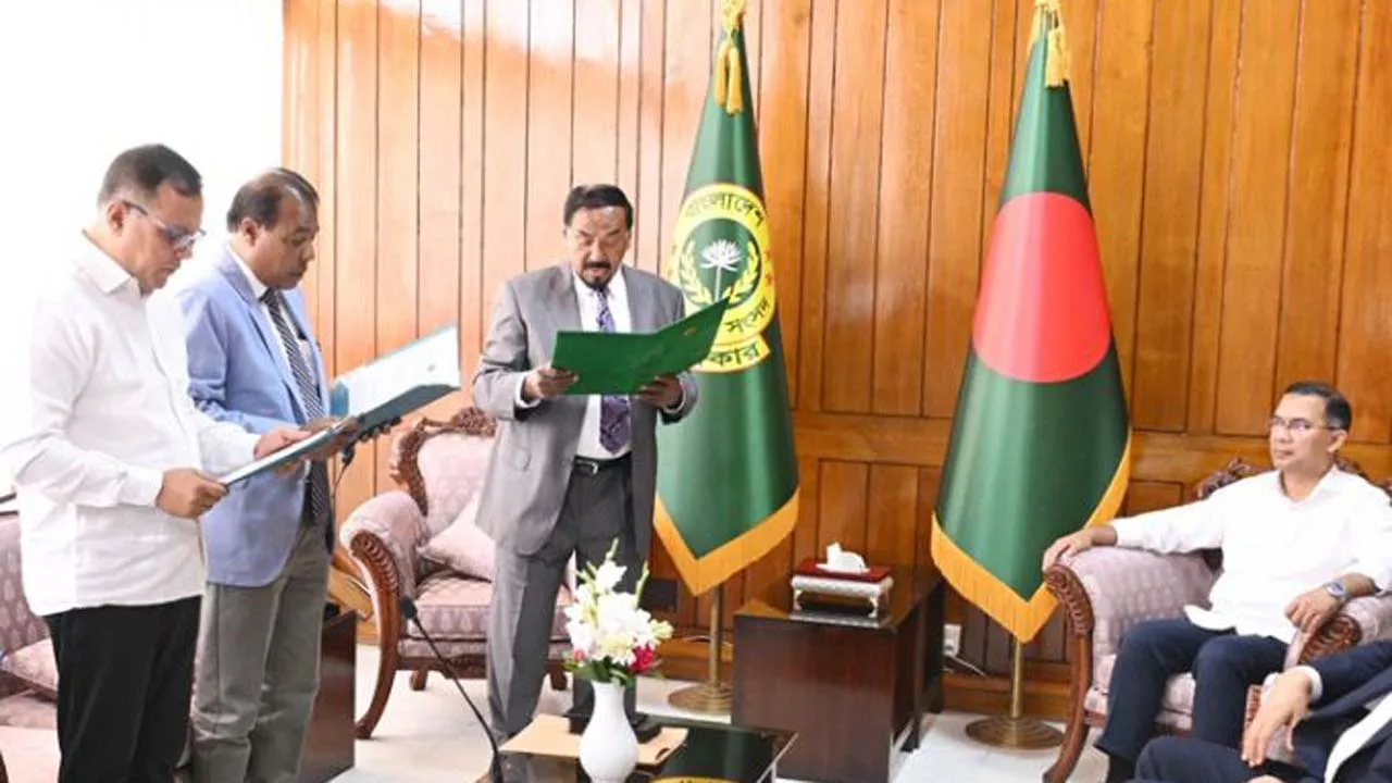 প্রধানমন্ত্রীর উপস্থিতিতে নবনির্বাচিত ২ এমপির শপথ গ্রহণ