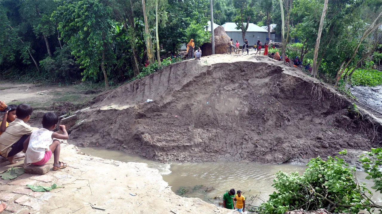 বগুড়ায় বাঙালি নদীতে কাটাখালি বাঁধের ভাঙন