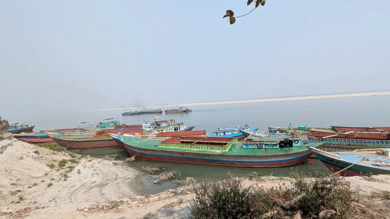 মানিকগঞ্জের চরাঞ্চলে অবৈধ বালুমাটির টাকার ভাগ নিয়ে গুলিতে একজন নিহত