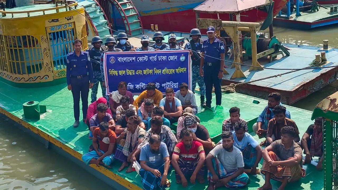 শিবালয়ে কোস্ট গার্ডের অভিযানে ৬ কোটি টাকার ড্রেজার ও বাল্কহেড জব্দ, আটক ২০