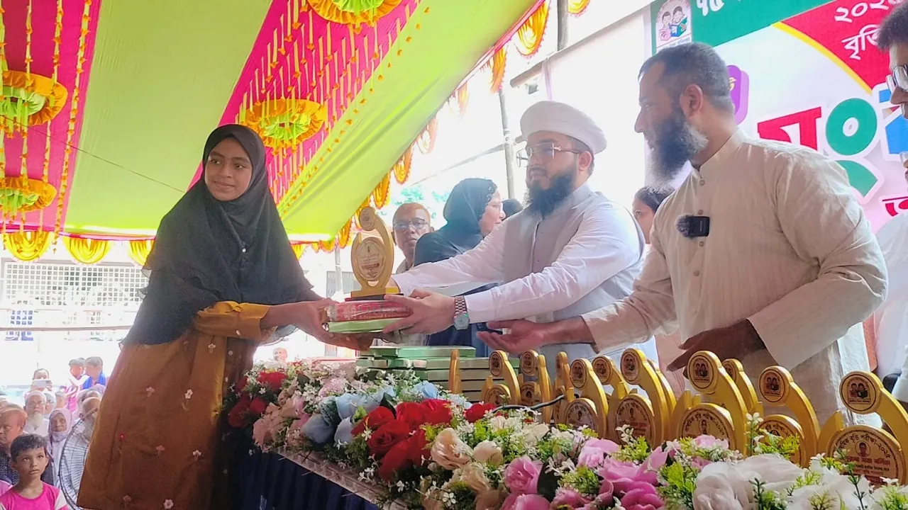 শিবচরের বাহাদুরপুরে বৃত্তিপ্রাপ্ত ১৭ শিক্ষার্থীকে সংবর্ধনা