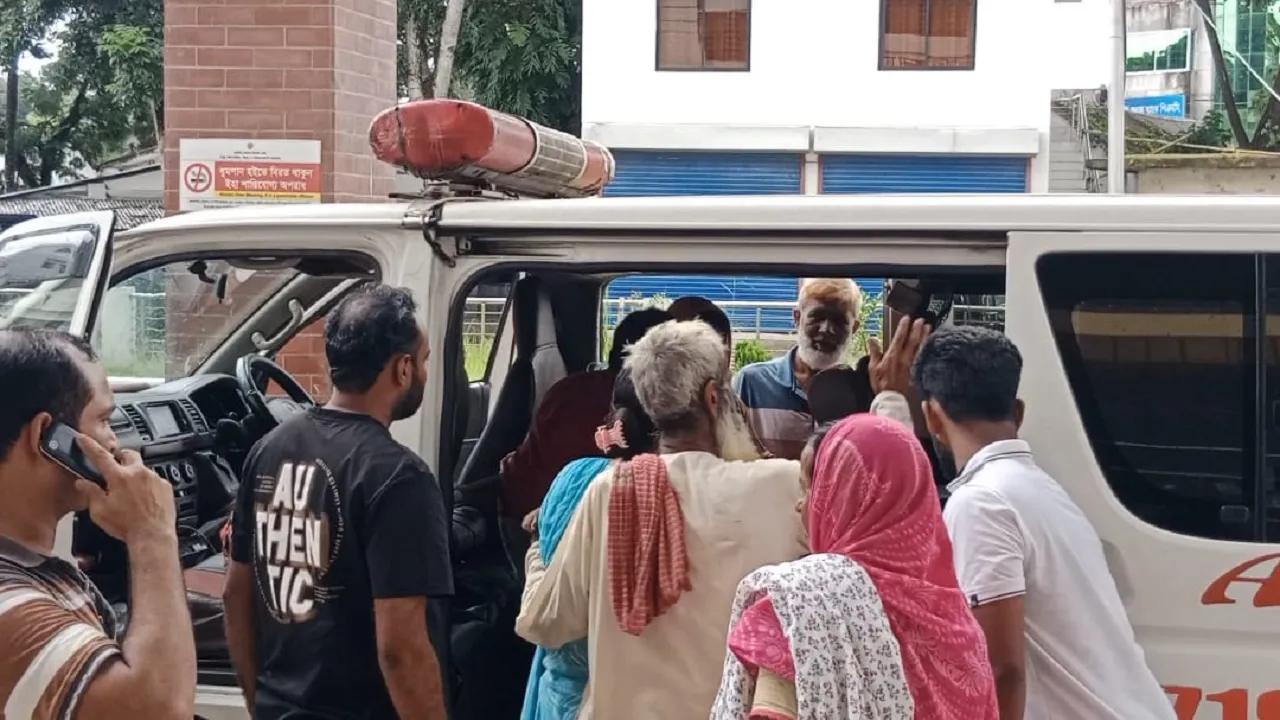 শিবচরে খাবারের বিষক্রিয়ায় একই পরিবারের ১১ জন অসুস্থ