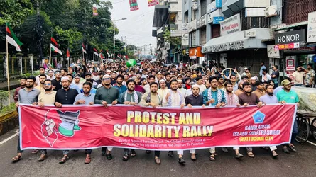 গ্লোবাল সুমুদ ফ্লোটিলাতে ইসরাইলি হামলার প্রতিবাদে চট্টগ্রামে শিবিরের বিক্ষোভ