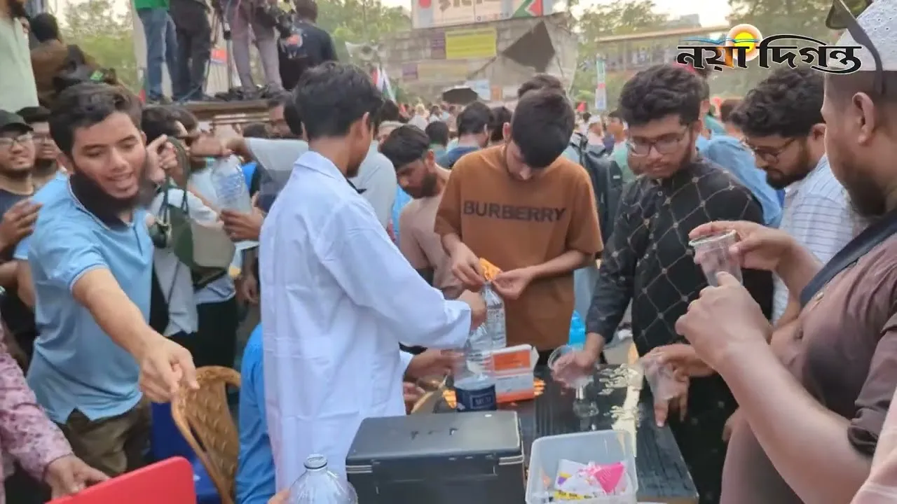 শাহবাগে বিনামূল্য মেডিক্যাল ক্যাম্প এবং স্যালাইন পানি বিতরণ