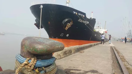 মোংলায় বেড়েছে বাণিজ্যিক জাহাজের আগমন, গাড়ি আমদানিতে রেকর্ড