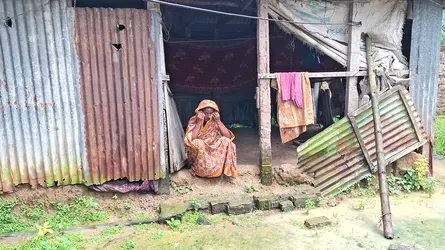 ভাঙা ঘরের নিচে ক্ষুধা-অশ্রুতে দিন কাটছে ফজিলার