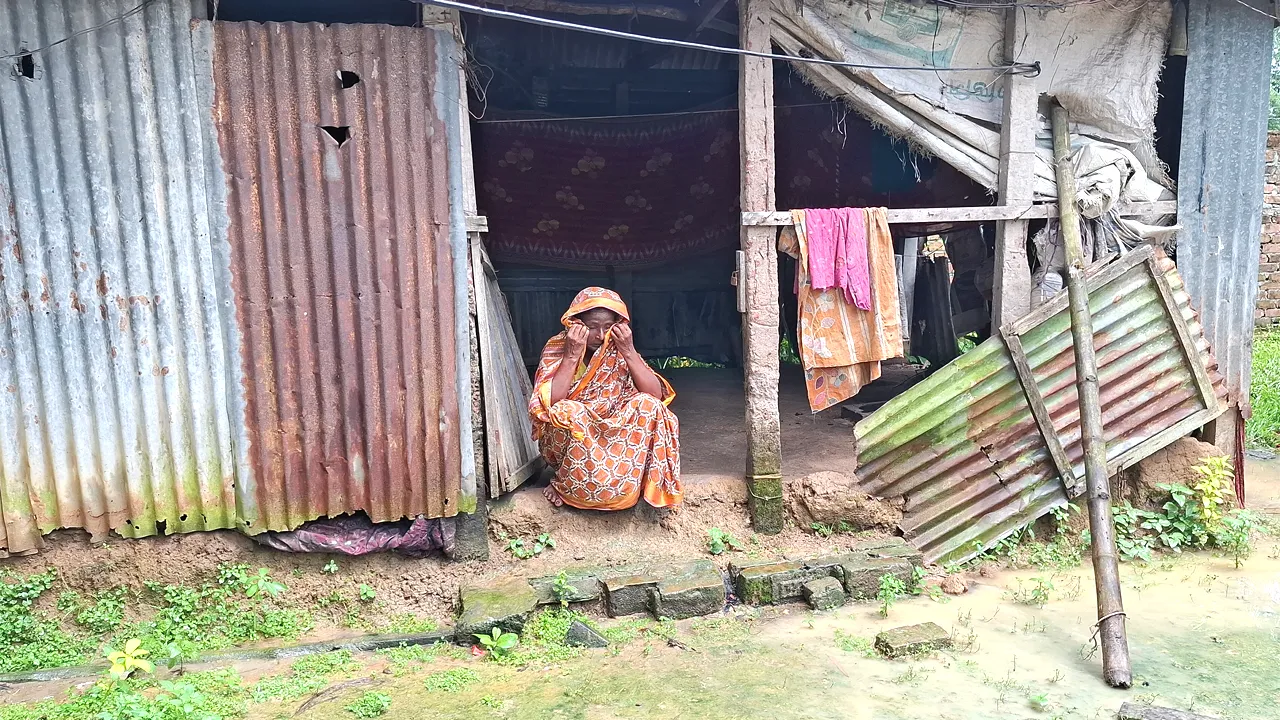 ভাঙা ঘরের নিচে ক্ষুধা-অশ্রুতে দিন কাটছে ফজিলার