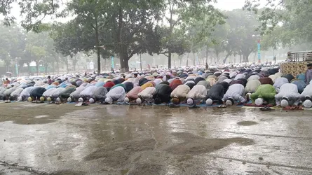 বৃষ্টি উপেক্ষা করে শোলাকিয়ার ঈদ জামাতে লাখো মুসল্লি